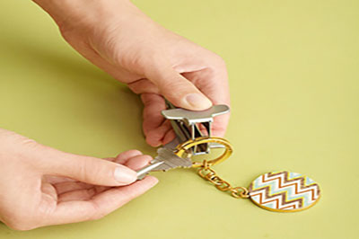 دست در حال انداختن کلید در جا کلیدی با گیره کاغذ