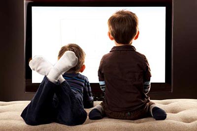 دو پسر در حال دیدن تلویزیون