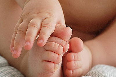 انگشتان دست و پای یک نوزاد