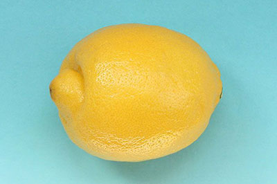 یک لیمو ترش بر روی سطحی آبی رنگ
