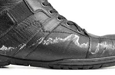 یک لنگه کفش چرمی سیاه رنگ که اطراف آن شوره بسته است