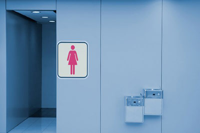 دستشویی زنانه با دیوار آبی