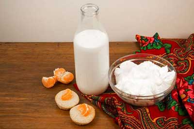 یک کاسه ماست و یک شیشه پر از شیر و یک تخم مرغ پخته
