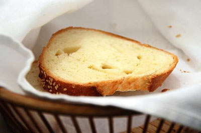 یک برش نان سفید روی یک دستمال سفید 