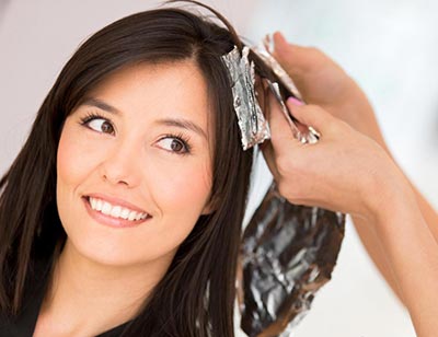 زن در حال رنگ و های لایت کردن مو